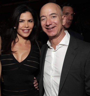 LOS ANGELES, CA - DECEMBER 03: WME's Patrick Whitesell, Lauren Sanchez and Amazon CEO Jeff Bezos attend Jeff Bezos and Matt Damon's 'Manchester By The Sea' Holiday Party on December 3, 2016 in Los Angeles, California. (Photo by Todd Williamson/Getty Images for Amazon Studios)