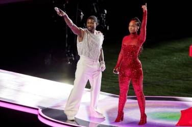 Usher y una de las artistas invitadas del show Alicia Keys durante su participación en el Super Bowl 2024.