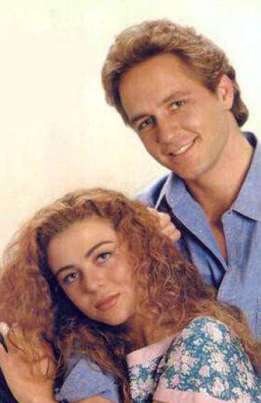 Café con Aroma de Mujer 1994. Con un reparto de lujo, Margarita Rosa de Francisco, Guy Ecker, Alejandra Borrero, Cristóbal Errázuriz y Silvia de Ríos, esta novela es considerada como una de las más exitosas en el Latinoamérica. 