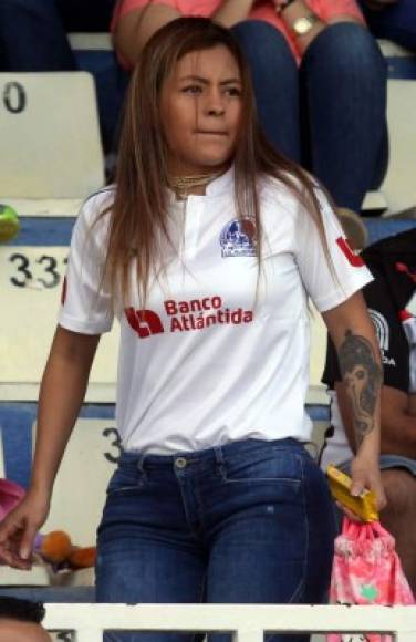 La bella colombiana es una de las sensuales esposas de la Liga Nacional de Honduras.