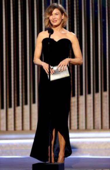 Renee Zellweger cautivó con un vestido negro y clásico de Giorgio Armani, hecho a la medida de la actriz y con una abertura hasta la rodilla y un escote de corazón. La estrella nativa de Texas combinó su elegante atuendo con tacones a juego.