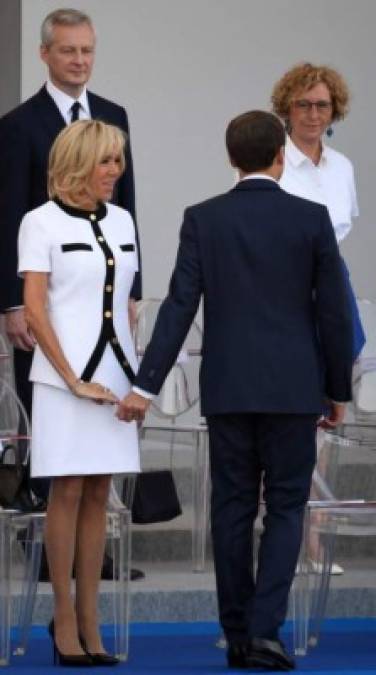 La esposa de Emmanuel Macron (40) se destacó entre la multitud con una falda blanca corta y un top estilo cardigan a juego.<br/>