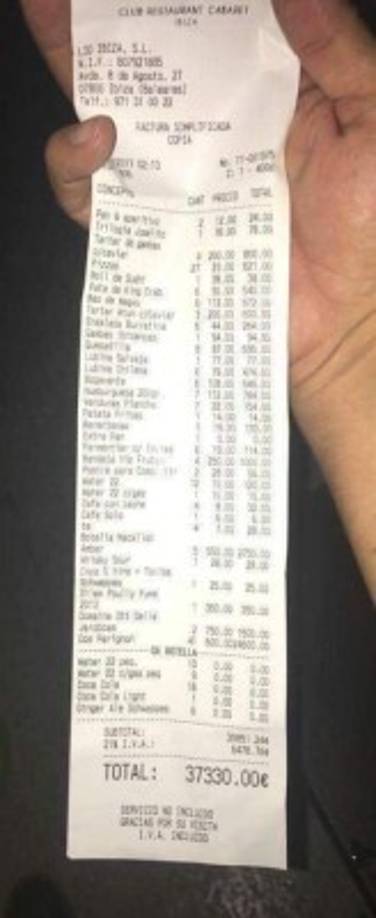 Un empleado del restaurante mostró el ticket con la cuenta. Pidieron sushi, champagne, caviar, bandejas de fruta y whisky, entre otras cosas. Con una cuenta final de ¡37330 euros!