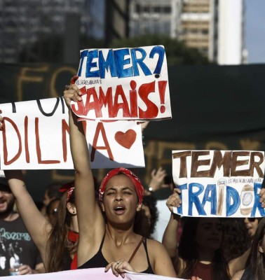 ¡Fuera golpistas!: manifestación pide regreso de Rousseff al poder