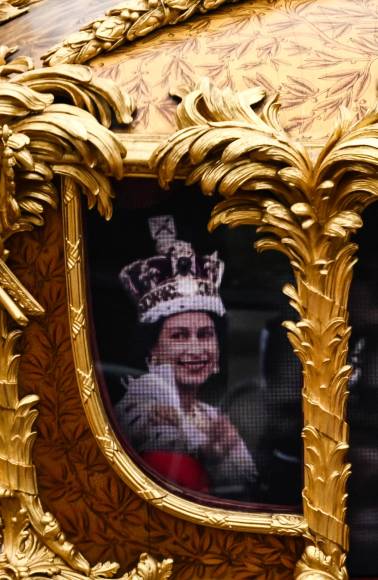Al arrancar la marcha, se vio por primera vez en veinte años la ostentosa carroza de Estado, que se utilizó para llevar a Isabel II a la Abadía de Westminster cuando fue coronada en junio de 1953.