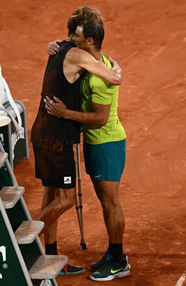 Rafael Nadal se enfundó en un abrazo con Alexander Zverev.