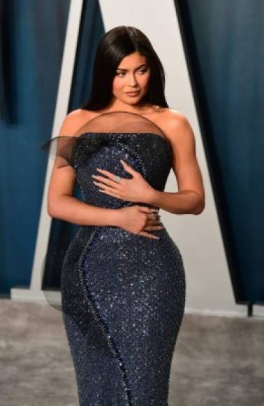 Jenner acaparó los reflectores gracias al brillante vestido azul de la casa de alta costura Ralph & Russo que usó.
