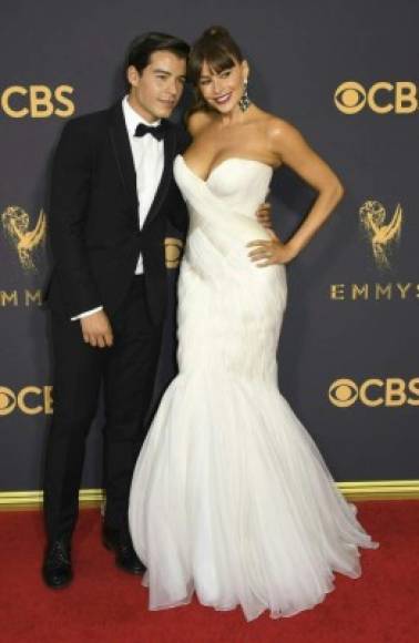 Sofia Vergara and son Manolo arrive for the 69th Emmy Awards at the Microsoft Theatre on September 17, 2017 in Los Angeles, California. / AFP PHOTO / Mark RALSTON