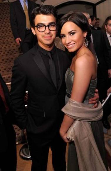 Con la serie 'Camp Rock' llegó para Joe Jonas una nueva oportunidad en el amor junto a la guapa cantante Demi Lovato, ambos preferían ser amigos a pareja por lo que no duraron mucho.<br/>