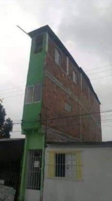 Según la revista digital Buzzfeed, esta angosta casa pudo haberse construido en un suburbio de México. ¿Qué tal?