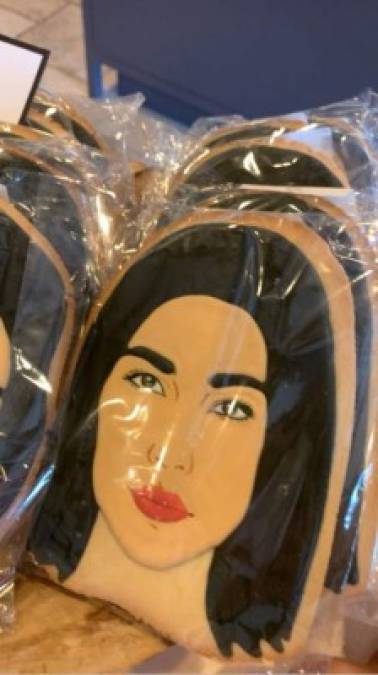 Galletas personalizadas con su rostro en ellas.