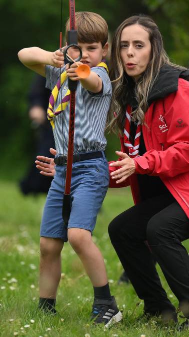 El pequeño Louis no se quedó atrás, imitando a su hermana mayor.