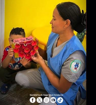 Yuli era una policía muy querida por los niños; intensifican la búsqueda de su asesino