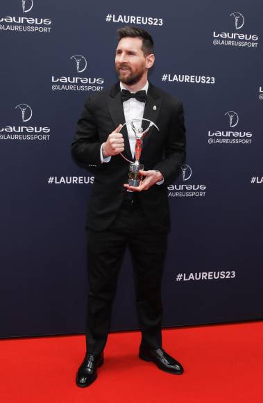 Lionel Messi se vio doblemente recompensado en la gala de los Premios <b>Laureus</b>, al recibir el galardón a mejor deportista y el de mejor equipo de año, ese último junto a sus compañeros de la selección albiceleste campeona del mundo el pasado diciembre.