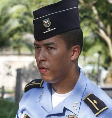 Angustia embarga a la familia de modelo desaparecida hace 21 días