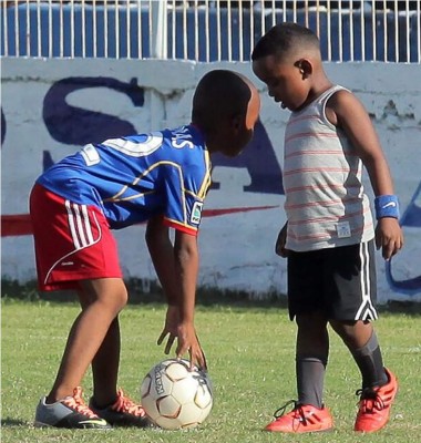 Hijos de Porciano Ávila y Wilson Güity se roban las miradas en práctica del Victoria