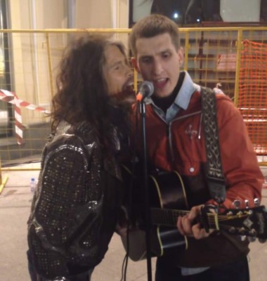 Video: Steven Tyler canta con un músico callejero en Rusia