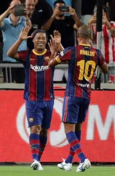 Ronaldinho y Rivaldo celebrado el gol. ¡Qué par de cracks!