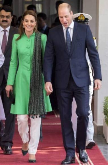 Para visitar al primer ministro de Pakistán, Imran Khan, y al presidente, el Dr. Arif Alvi, Kate llevó una chaqueta verde jade de Catherine Walker y pantalones de Maheen Khan con una dupatta bordada sobre su hombro.