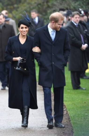 La duquesa que entró en el brazo del príncipe Harry eligió ponerse elegante en colores oscuros y botas negras de tacón alto. <br/><br/>El abrigo y las botas eran de la línea de ropa de Victoria Beckham.