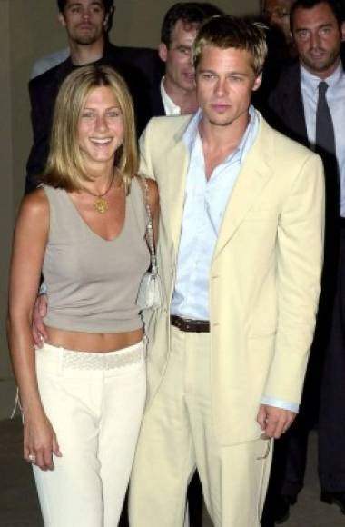 Aniston se encontraba grabando la popular serie 'Friends' cuando comenzó a salir con Brad, quien incluso apareció como actor invitado en un capítulo de dicha serie. <br/>
