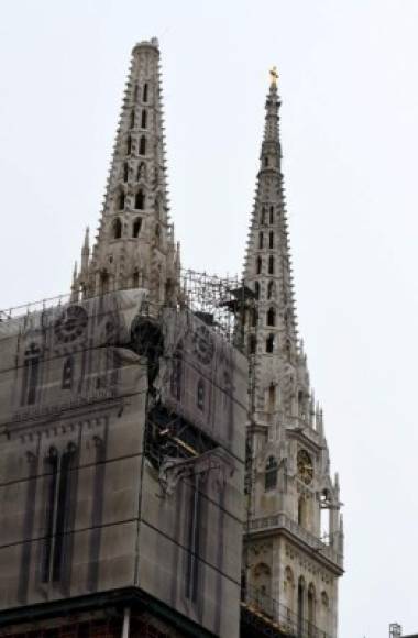 La catedral de Zagreb, el edificio más alto de la ciudad, sufrió daños en su torre, cuya punta se quebró e impactó justo en frente de la vivienda del cardenal y arzobispo de Zagreb, Josip Bozanic.