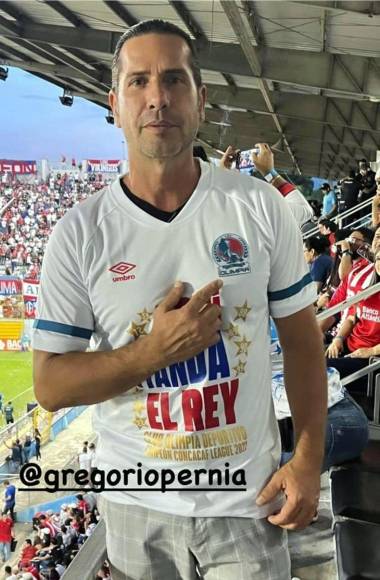El famoso actor colombiano no dudó en ponerse la camiseta del Olimpia y se declaró fan de los merengues.
