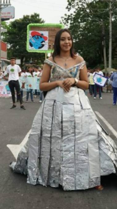 Este vestido fue hecho con material de reciclaje. Desfile en San Pedro Sula.