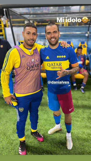 El joven jugador de Boca, Eros Mancuso, se sacó esta foto con Dani Alves y el brasileño, en un lindo gesto, se puso la camiseta del Xeneize. “Mi ídolo”, escribió el argentino.