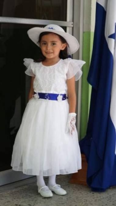 Con un adorable vestido blanco y un sombrero a juego participó Cesia Gutierrez.