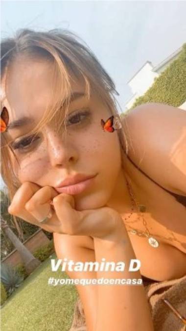 Siguiendo el consejo #YoMeQuedoEnCasa, Danna pasó el domingo tomando el sol en bikini, momento que compartió en sus redes sociales.