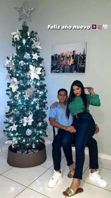 Cristian Cálix - El jugador de los Potros del Olancho FC recibió el 2023 con su hermosa novia Stephanie Lobo.