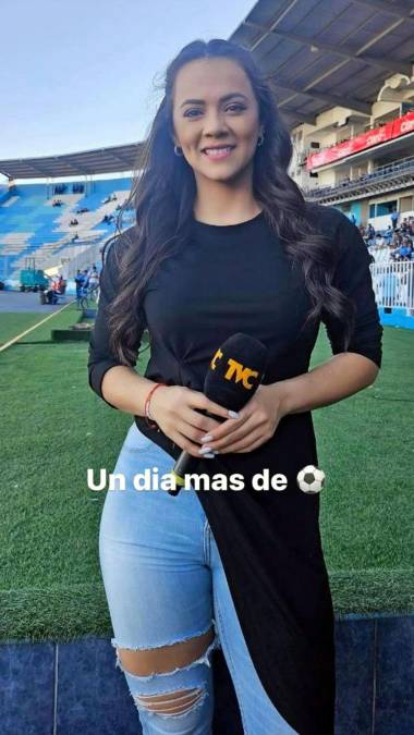 La bella periodista de TVC, Isabel Zambrano, novia del entrenador de Motagua, Diego Vázquez, dio cobertura al partido ante Marathón.