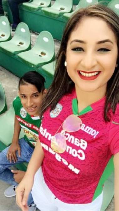 Pamela en un partido del Marathón junto al hermano de Diego Reyes.