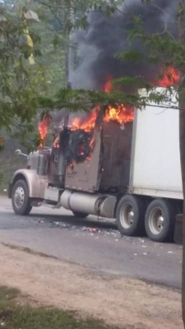 Los incidentes más violentos se registran en el departamento de Colón, en el Caribe de Honduras, donde los manifestantes han bloqueado carreteras y han quemado varios contenedores y vehículos pesados, así como decenas de neumáticos.<br/>