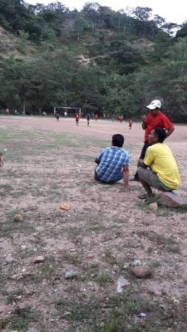 Así se juega fútbol en esta cancha ubicada en la aldea San Marcos en Langue, Valle.