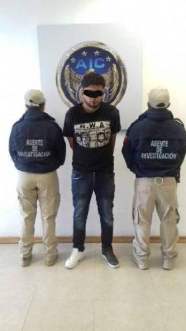 El Titi vestía una camiseta que mostraba los rostros de los grandes narcotraficantes mexicanos, incluyendo Ismael 'El Mayo' Zambada y Joaquín 'El Chapo' Guzmán, entre otros. Las imágenes eran acompañadas por la leyenda 'narcos con actitud'.