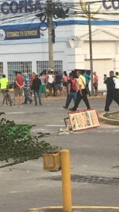 El grupo de personas primero bloqueó la calle del bulevar que va hacia La Lima y El Progreso con llantas, las cuales incendiaron; y luego, comenzaron a saquear las tiendas aledañas.