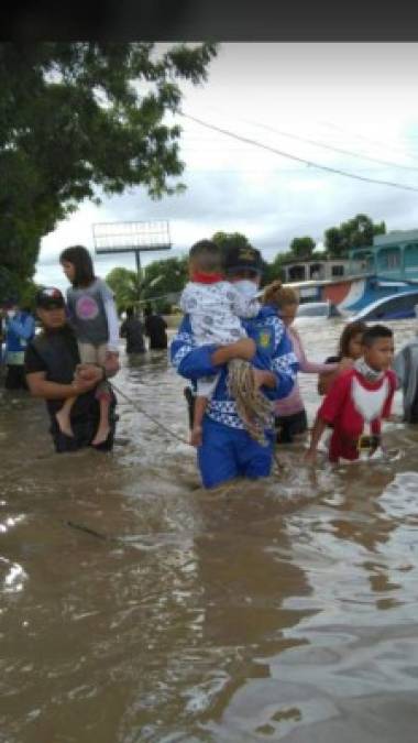 Igual que en otras ocasiones, cuando se trata fenómenos naturales como huracanes o tormentas tropicales, el sector de La Lima, situada en el extenso y fértil valle de Sula, quedó anegado por las lluvias causadas por Eta.