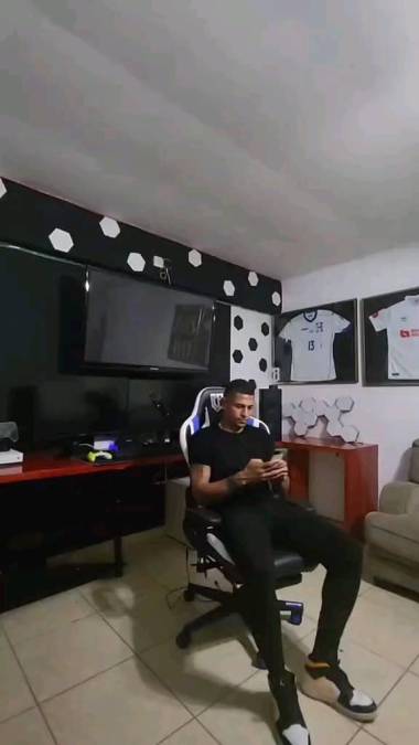 Carlo Costly realiza transmisiones en vivo. “El Cocherito” hace directos jugando FIFA y además se ha encargado de entrevistar a varios personajes del fútbol hondureño.