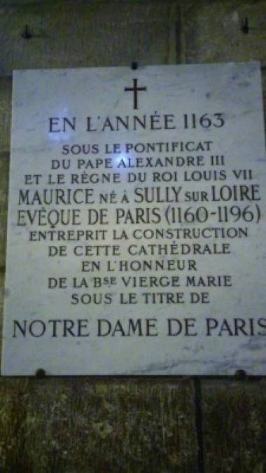 El obispo de la ciudad Maurice de Sully decidió en 1160 construir una catedral en el estilo de la época y, respaldado por el rey Luis VII, por los notables y por múltiples corporaciones profesionales, las obras comenzaron tres años después, pero tardaron en finalizar algo más de un siglo, en 1272.