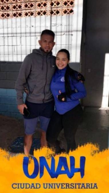 Yuridia Pineda posando con Carlos Discua, quien juega en su misma posición en el Motagua.