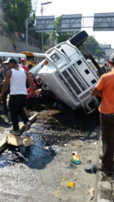 Varios de los heridos ya fueron trasladados al Hospital Escuela Universitario mientras otros todavía se encuentran atrapados en el amasijo de hierro.