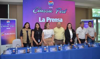 Marbella Herrera, representante de la Fundación Operación Sonrisa; Gabriela García de Publimovil, Tatiana Rivera, propietaria de Tatys boutique; Marco Fajardo del Comité organizador del evento; Helga Vásquez del Hotel Copantl, Rodolfo Bueso del grupo Los Clásicos y Sebastián Castellón de Istmania.