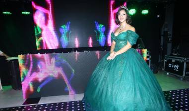 Sophia Cuéllar pertenece al Club de Natación Delfines Sampedranos y estudia en la Escuela Villas del Campo, donde cursa el décimo grado.