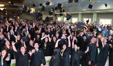 Los graduados lanzaron su birrete, mientras una enorme sonrisa demostró su alegría y satisfacción por cumplir un objetivo trazado.