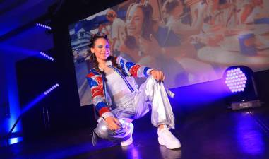 La joven artista lució una chaqueta con los colores de la marca.