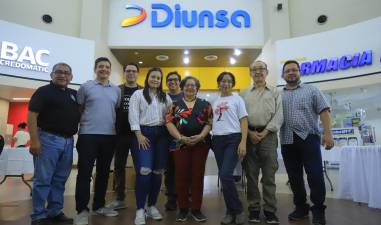 Los autores nacionales promovieron sus obras con todo el público interesado.