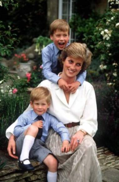 5. Fue una madre amorosa y dedicada.<br/><br/>Mientras que la realeza a menudo hacía uso de las niñeras para la crianza de los hijos mientras los padres asumían sus deberes, la princesa Diana se aseguró de hacer de su rol de madre su principal prioridad.<br/><br/>Ella y Carlos incluso llevaron con ellos a William, de 9 meses de edad, en una visita oficial a Australia y Nueva Zelanda en marzo de 1983, una decisión que no tenía precedentes en ese momento.<br/><br/>Ahora su hijo William y la esposa de este, Kate Middleton, mantienen viva esa tradición con sus tres pequeños.