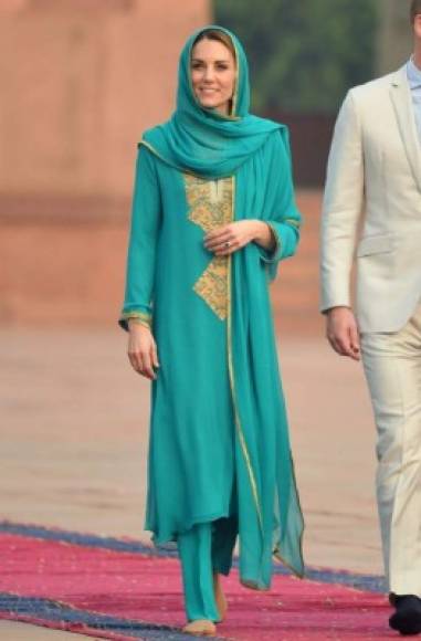 Para una visita a la mezquita Badshahi de Lahore, Kate se puso un shalwar kameez verde de Maheen Khan, cubriendo su cabeza con un pañuelo a juego .